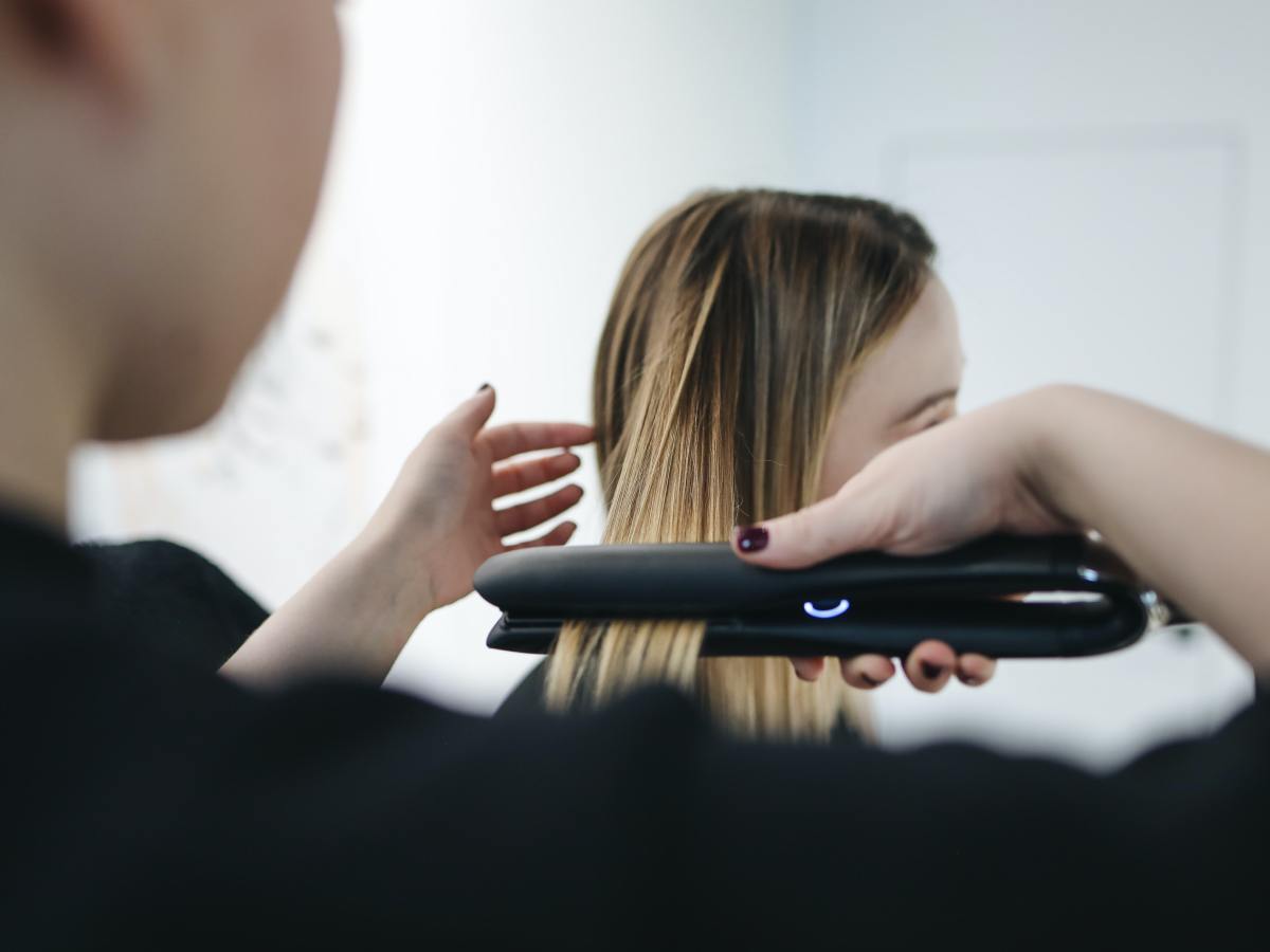 שיער שומני אחרי החלקה? היכנסי לגלות למה ואיך&nbsp;לטפל