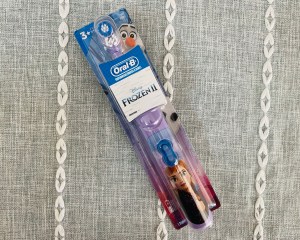 מברשת שיניים Oral-B לילדים עם דמות מפרוזן - רכה ועדינה לשיניים ולחניכיים רגישות