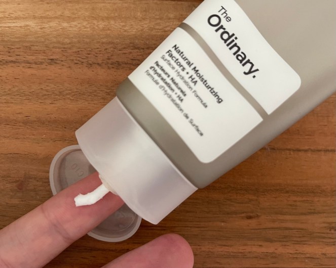 קרם לחות לפנים של The Ordinary – Natural Moisturizing Factors + HA, קרם קליל עם חומצה היאלורונית המתאים לעור יבש ורגיש, מעורב וגם שומני, מעניק לחות אינטנסיבית במחיר נגיש מקאלט ביוטי