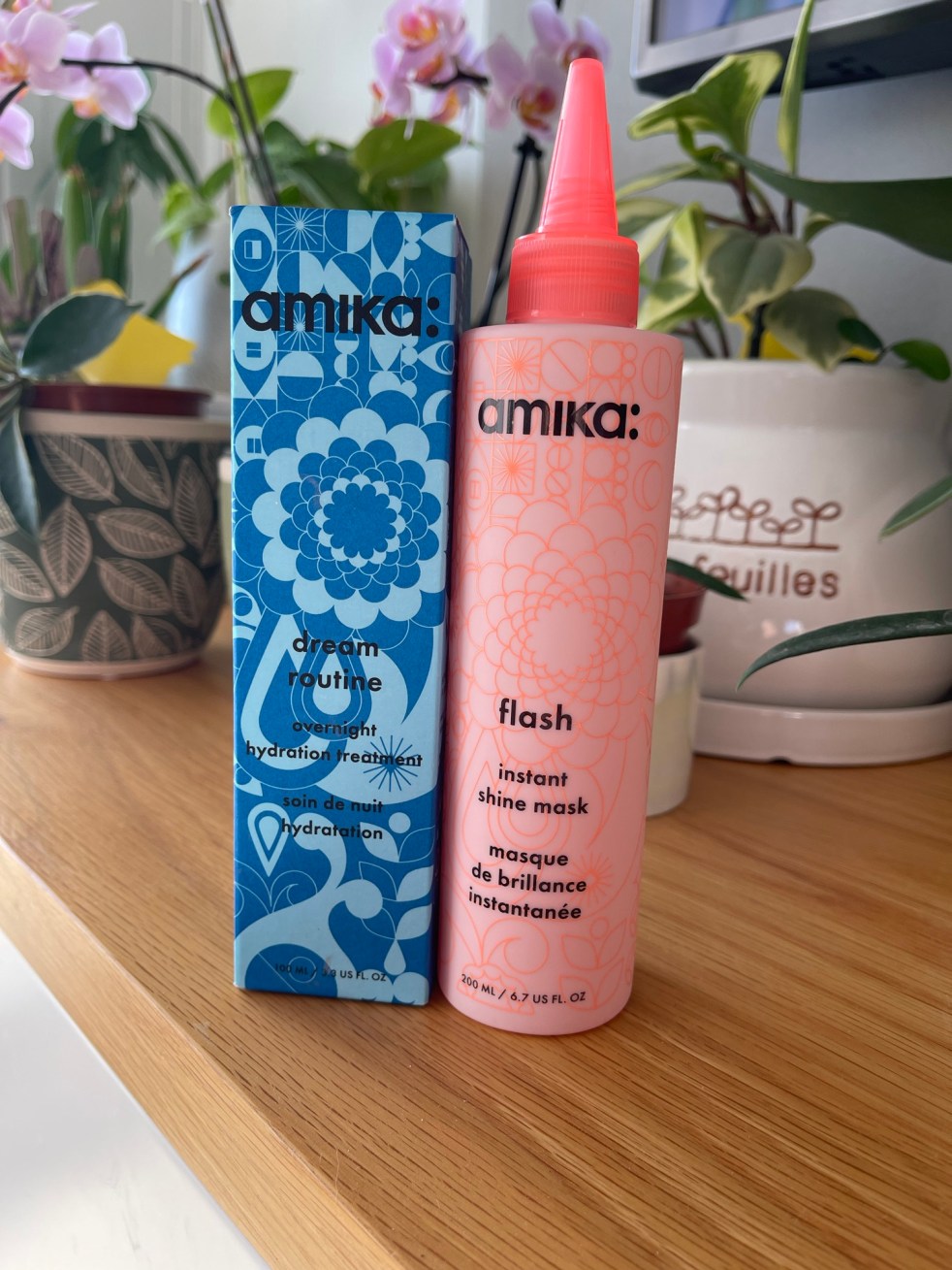 שתי מסכות שיער של Amika - מסכת פלאש ומסכת לילה עם חומצה היאלורונית