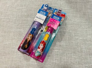 מברשות שיניים חשמליות לילדים Oral-B עם דמויות דיסני, פרוזן ונסיכות דיסני.