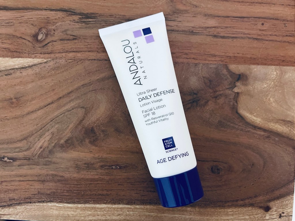 קרם לחות יומי של Andalou Naturals מסדרת Age Defying עם SPF 18.