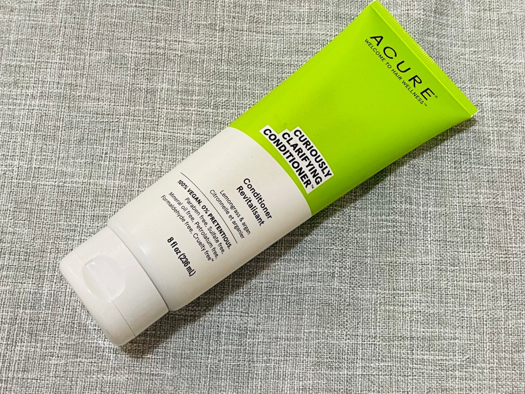 מרכך שיער Acure Curiously Clarifying עם למון גראס וארגן.