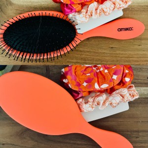מברשת כתומה של אמיקה עם גומיות סאטן לשיער בצבעי ורוד וכתום