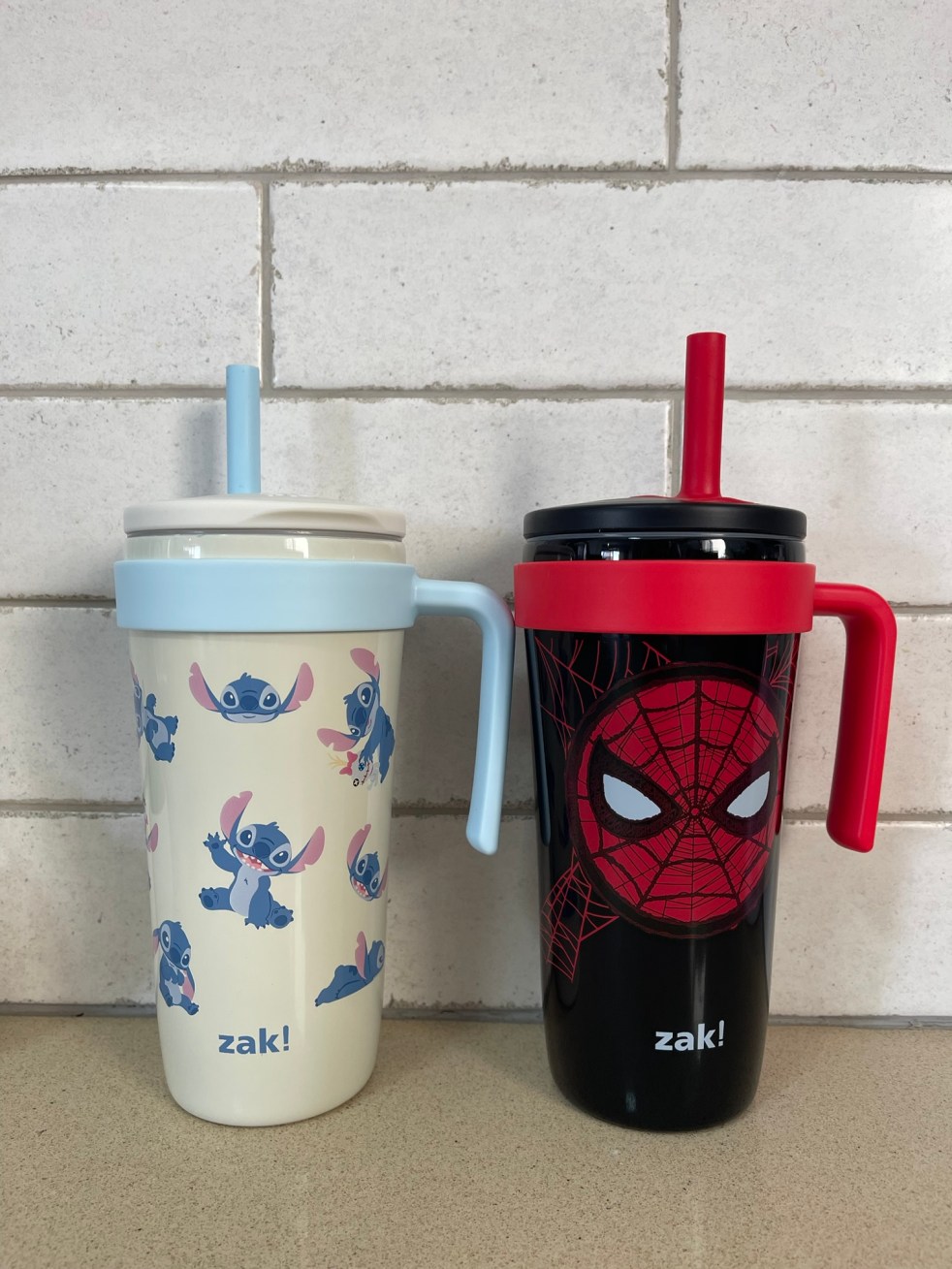 כוס תרמית לילדים עם דמות ספיידרמן (Spidey and His Amazing Friends), נירוסטה מבודדת עם קש סיליקון, עמידה לשימוש יומיומי ולמדיח כלים.