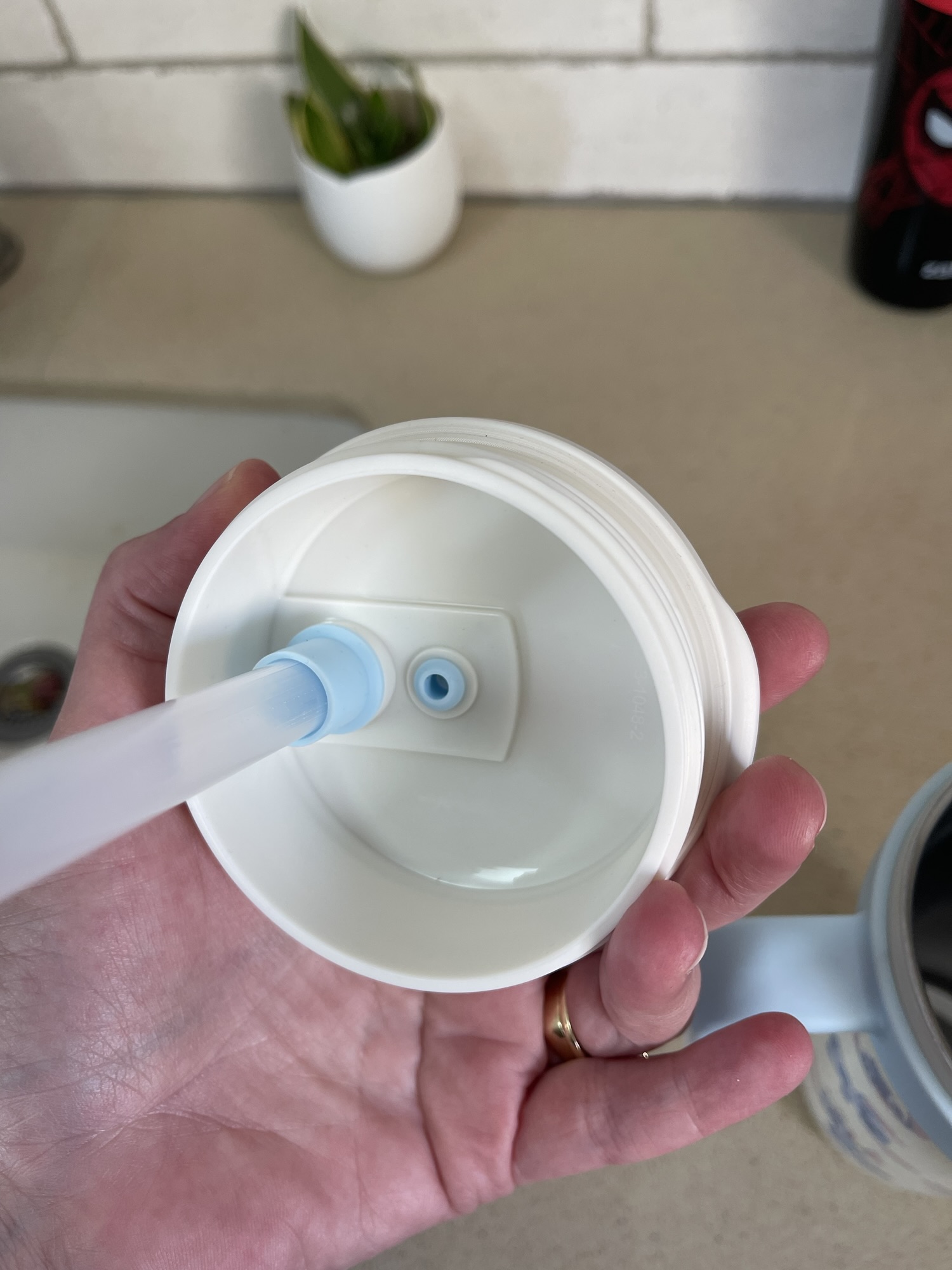 כוס שתייה תרמית לילדים עם עיצוב סטיץ', עמידה למדיח, שומרת על קור וחום.