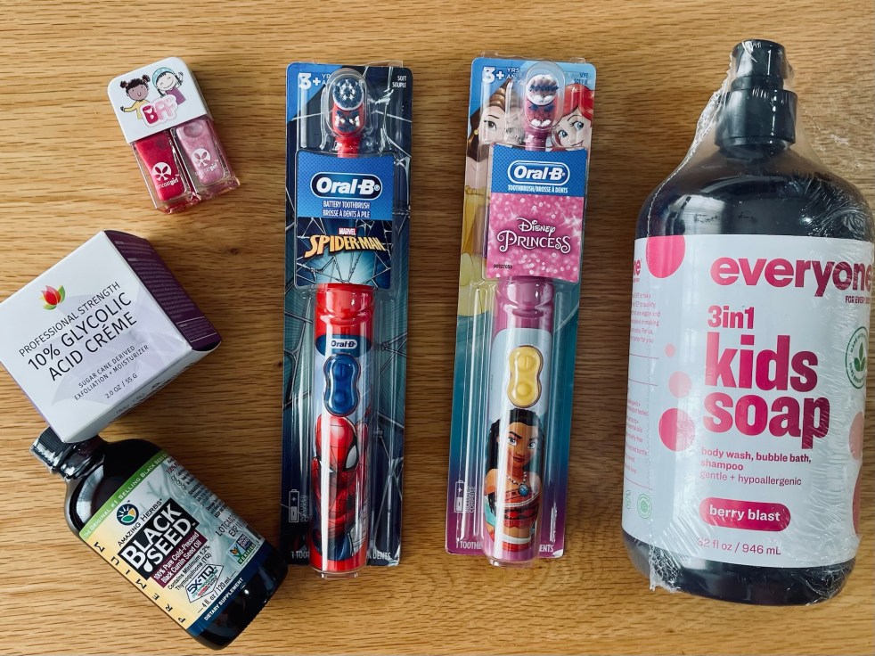 הזמנה מאייהרב - קרם אנטי אייג'ינג עם חומצה גליקולית, מברשות שיניים לילדים, סבון גוף טבעי בניחוח פירות יער, שמן כמון שחור וערכת לקים על בסיס מים